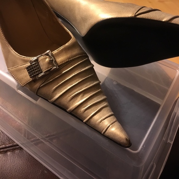 Gold tone pointy high heel with faux buckle - Picture 5 of 6